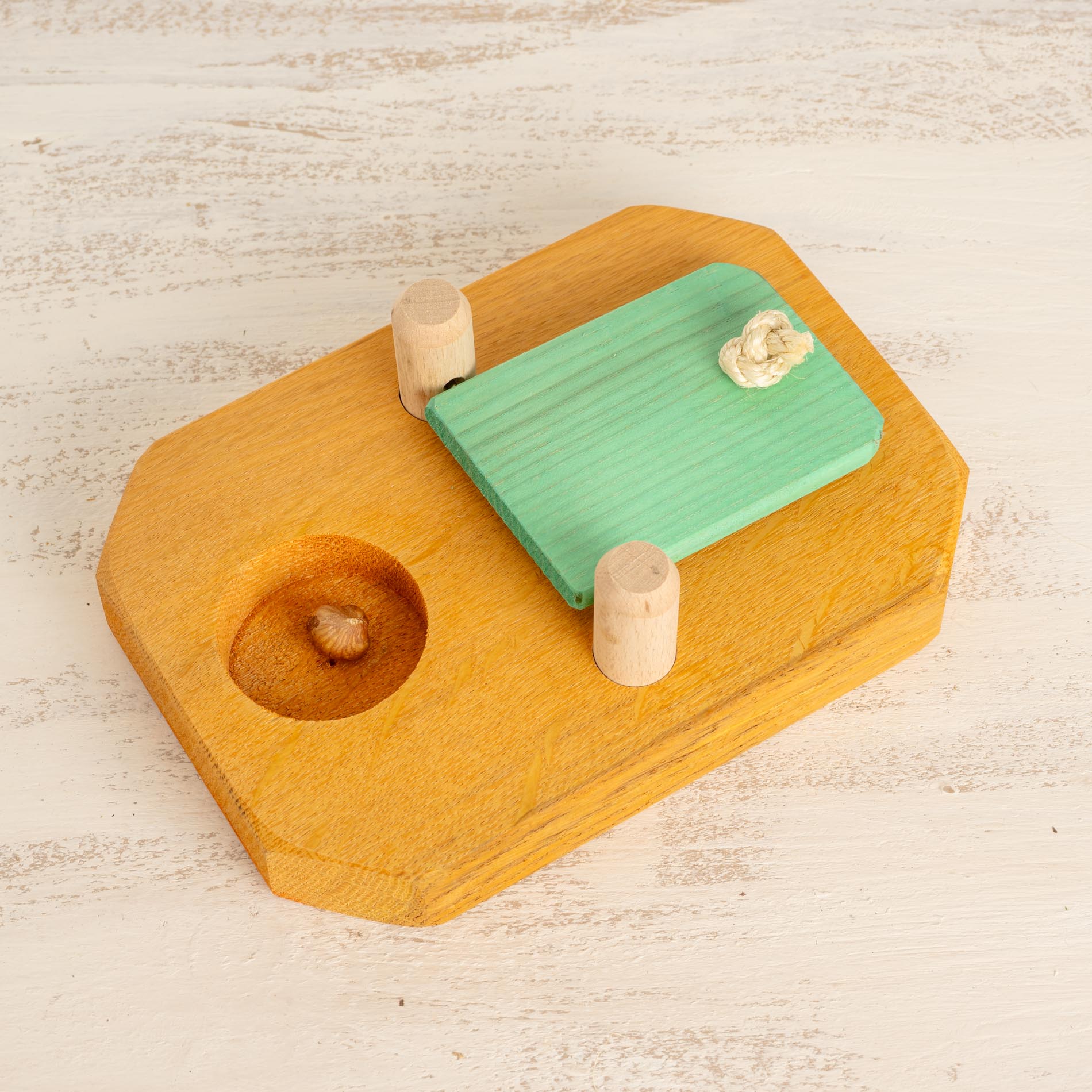 rico-s-futterkiste-kipp-klapp-brettchen-intelligenzspielzeug-holz-20-cm image 2