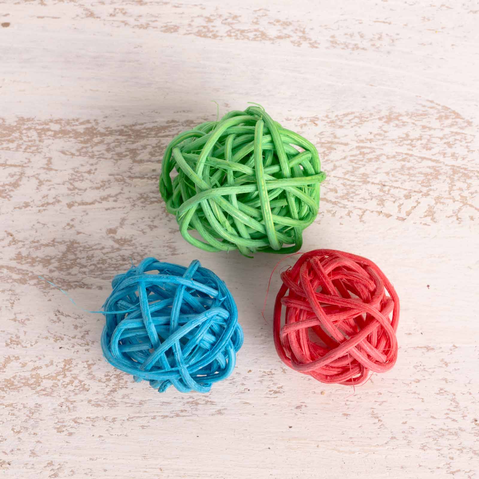 rico-s-futterkiste-rankenkugel-2-5-cm-bunt-papageienspielzeug image 2