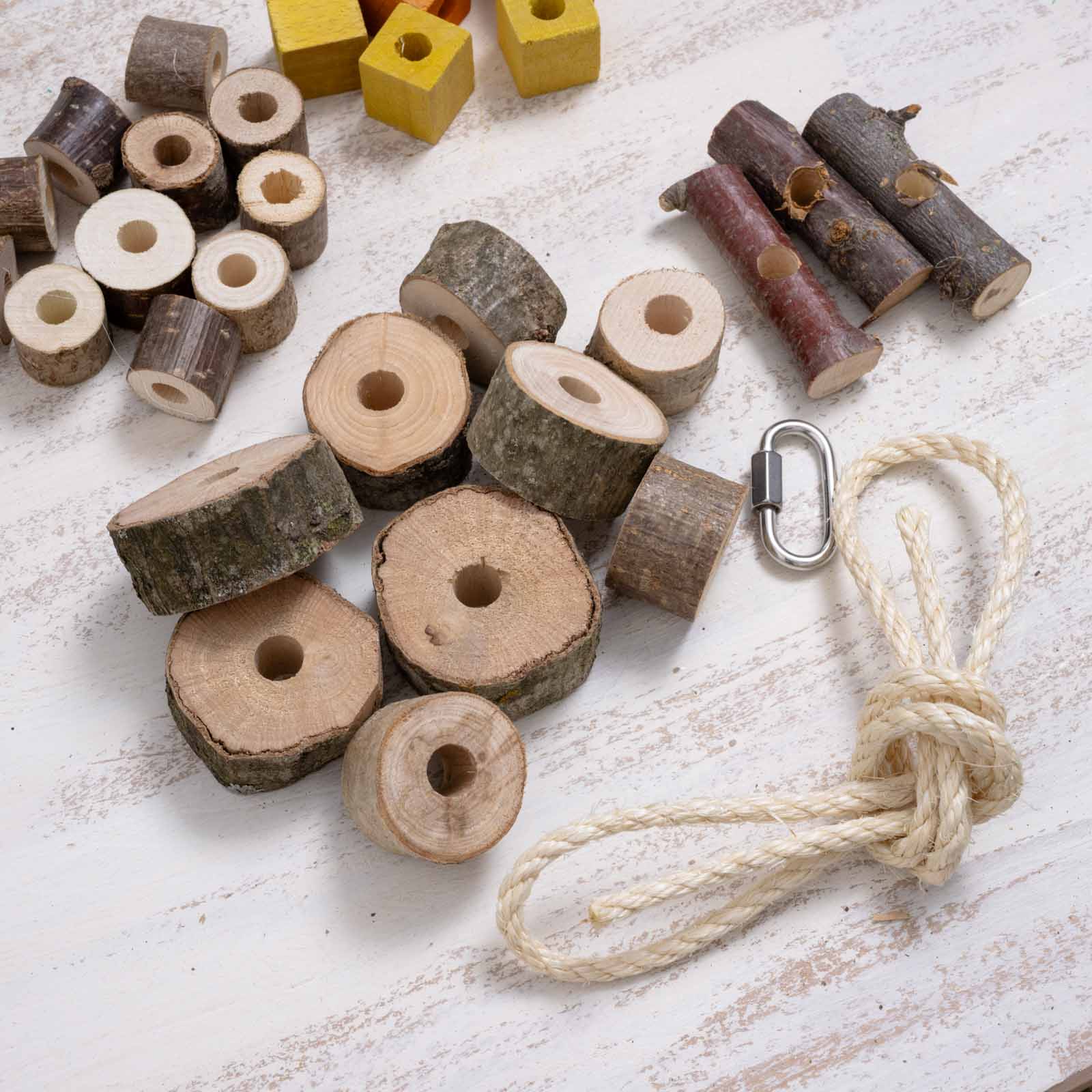 rico-s-futterkiste-bastelset-klein-sittichspielzeug-holz image 4