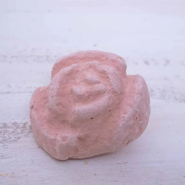 rico-s-futterkiste-manu-mineralstein-klein-pickstein-55g image 1