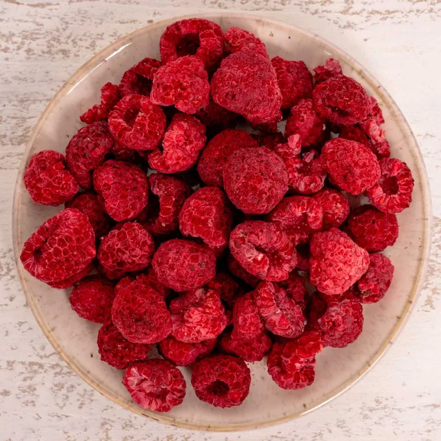 rico-s-futterkiste-himbeeren-ganz-gefriergetrocknet-50g-snack image 1