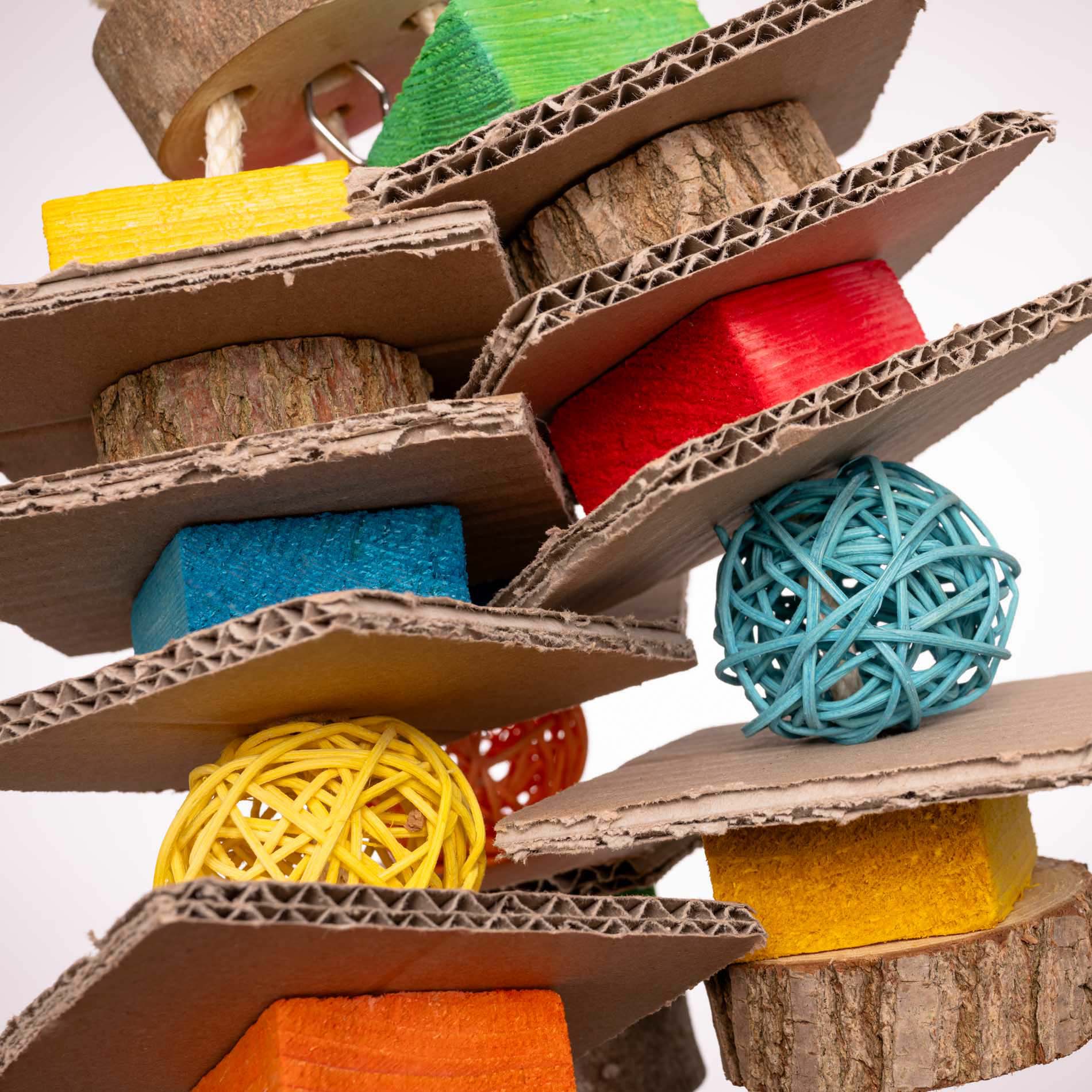 rico-s-futterkiste-schredderspiel-papageienspielzeug-rebenkugeln-30-cm image 2