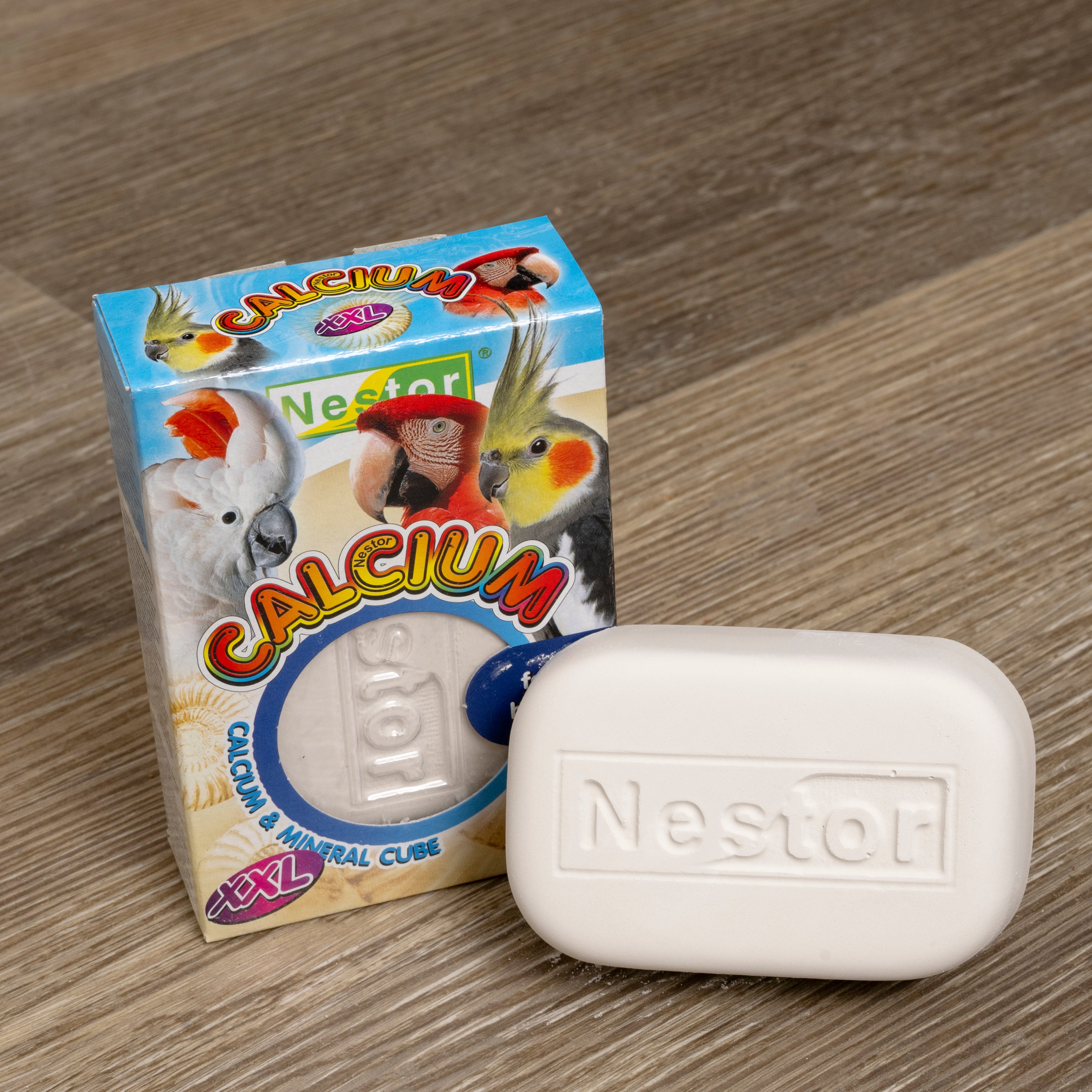rico-s-futterkiste-gesundheit-nestor-mineralstein-100g-mit-halter image 1