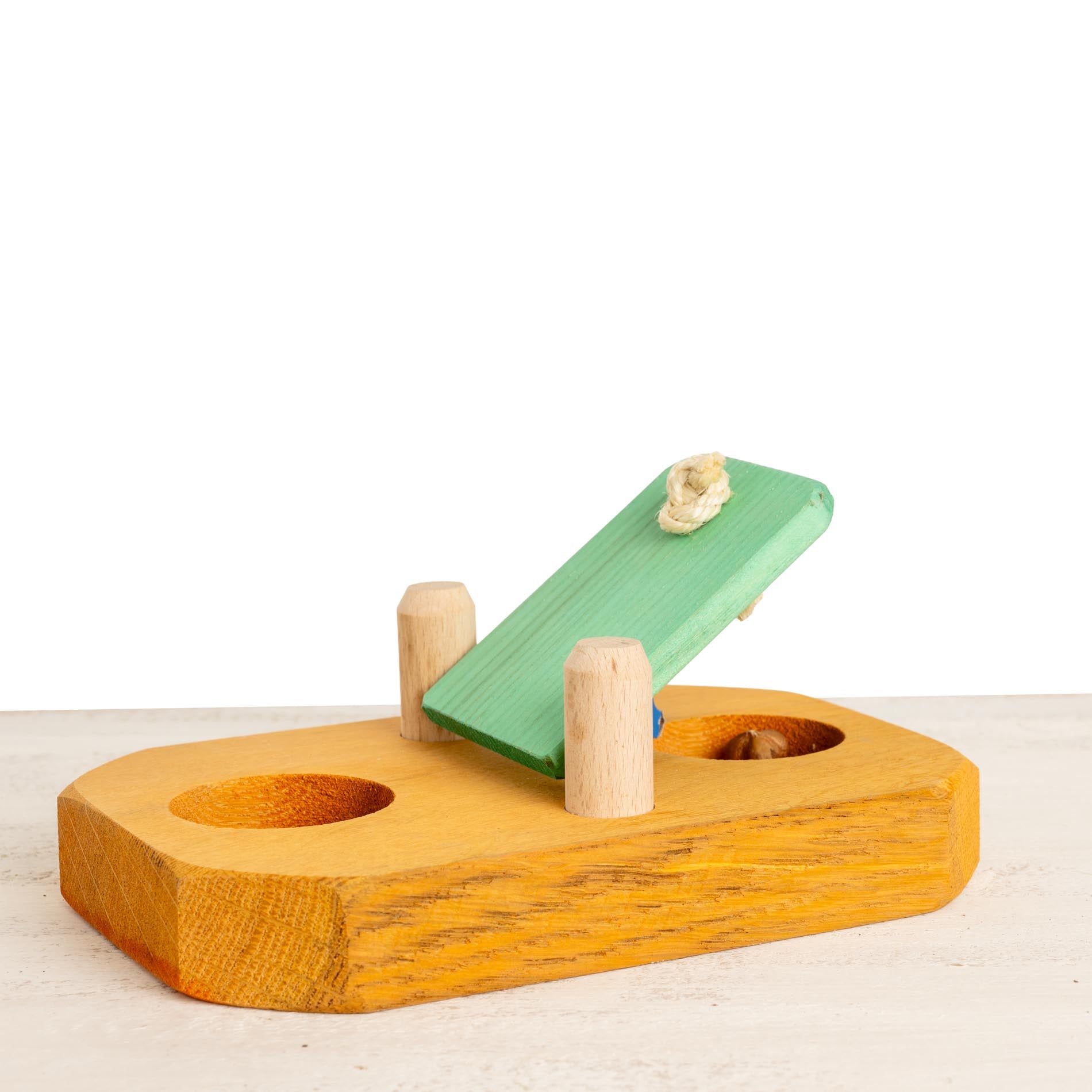 rico-s-futterkiste-kipp-klapp-brettchen-intelligenzspielzeug-holz-20-cm image 1