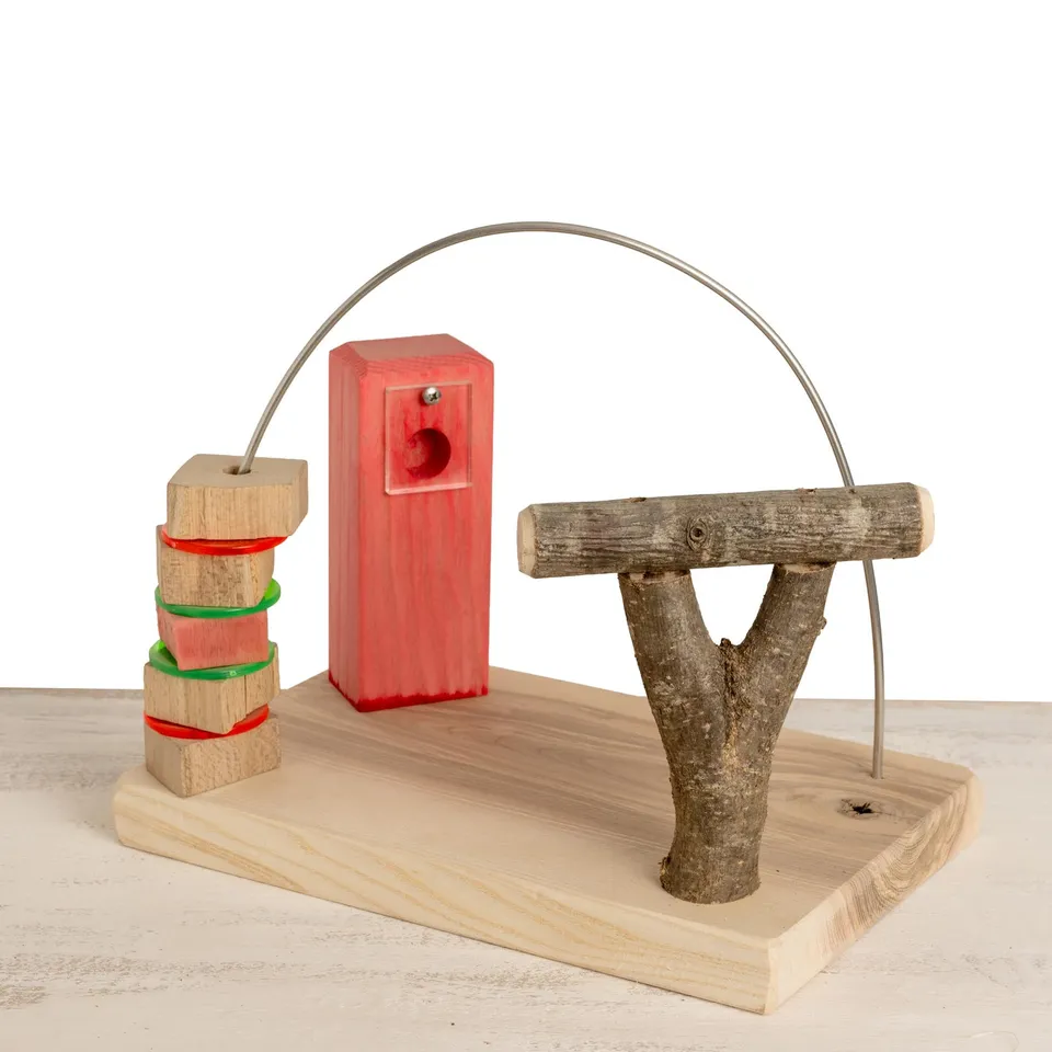 rico-s-futterkiste-spielplatz-knabberbogen-intelligenzspielzeug-holz image 1