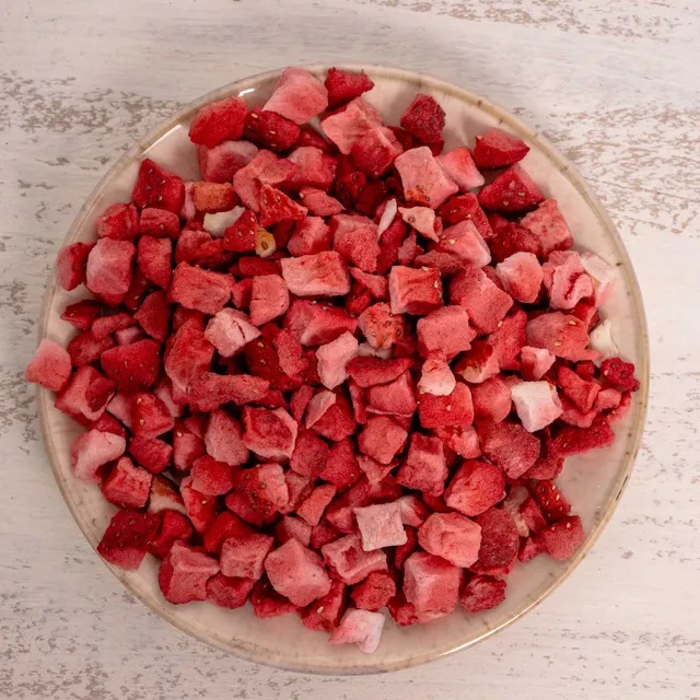 rico-s-futterkiste-erdbeere-st-cke-vogelsnack-50-g-gefriergetrocknet image 1