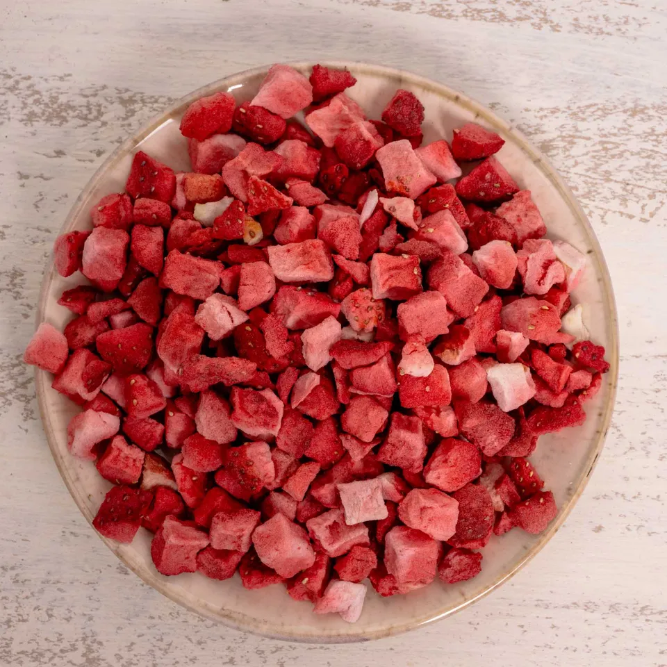 rico-s-futterkiste-erdbeere-st-cke-vogelsnack-50-g-gefriergetrocknet image 1