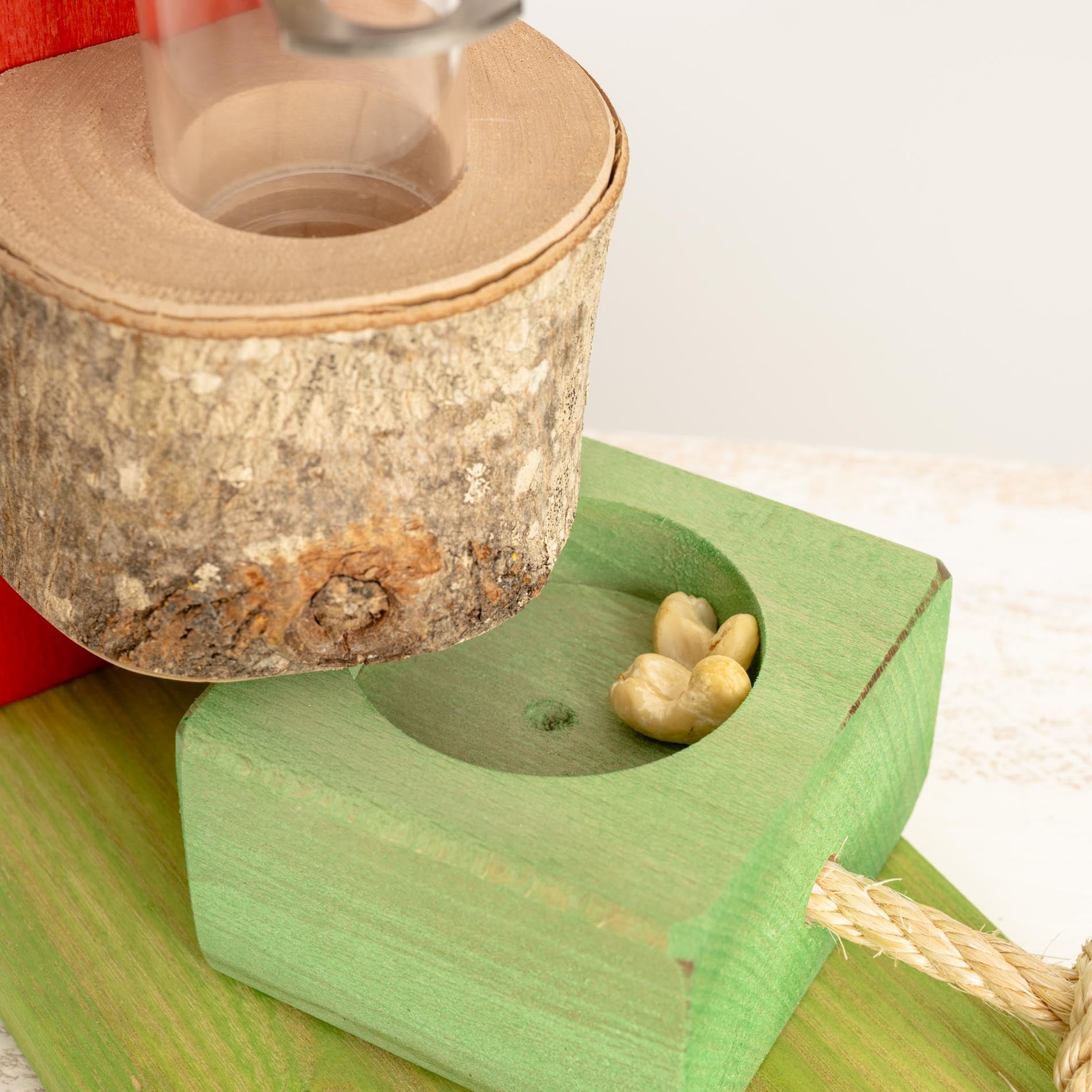 rico-s-futterkiste-leckerli-turm-intelligenzspielzeug-papageien-holz image 4