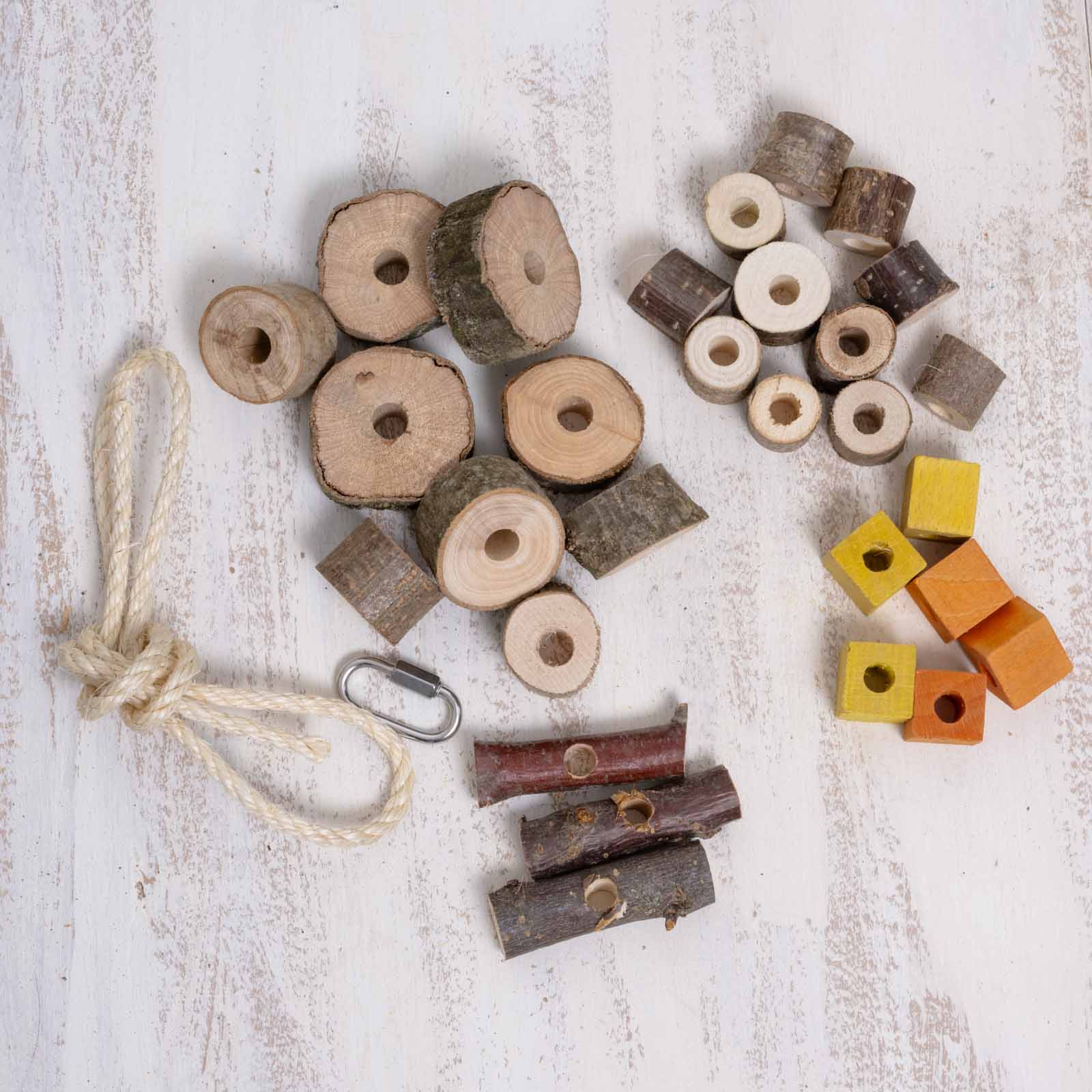 rico-s-futterkiste-bastelset-klein-sittichspielzeug-holz image 1