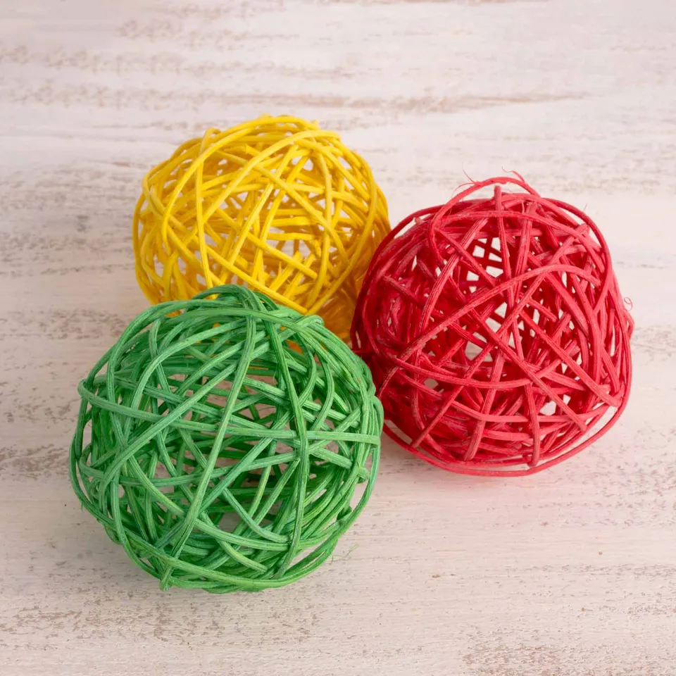 rico-s-futterkiste-rankenkugel-8-cm-spielzeug-bunt-papagei-sittich image 1