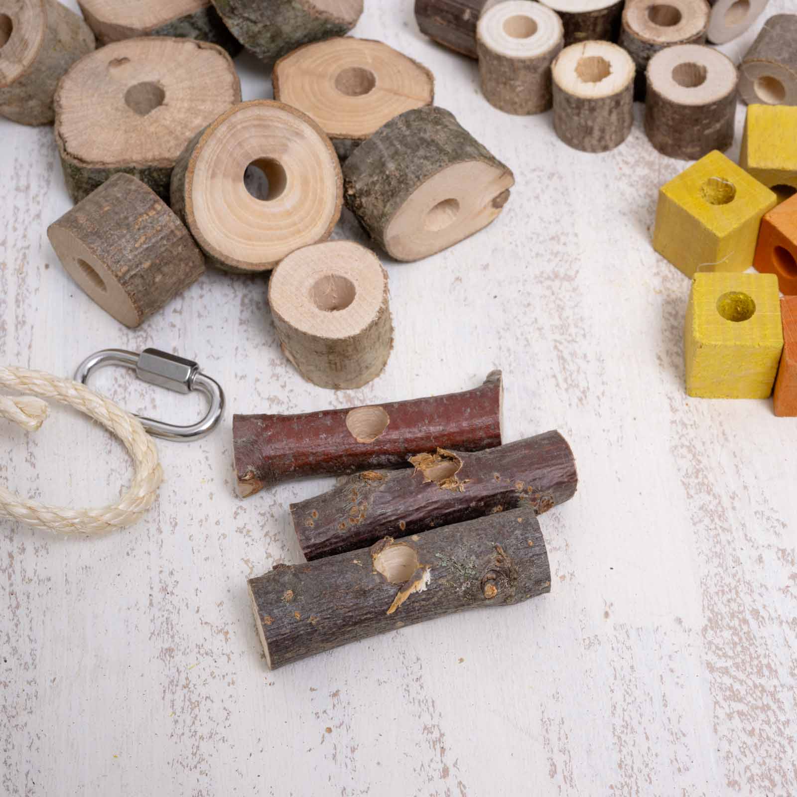 rico-s-futterkiste-bastelset-klein-sittichspielzeug-holz image 3