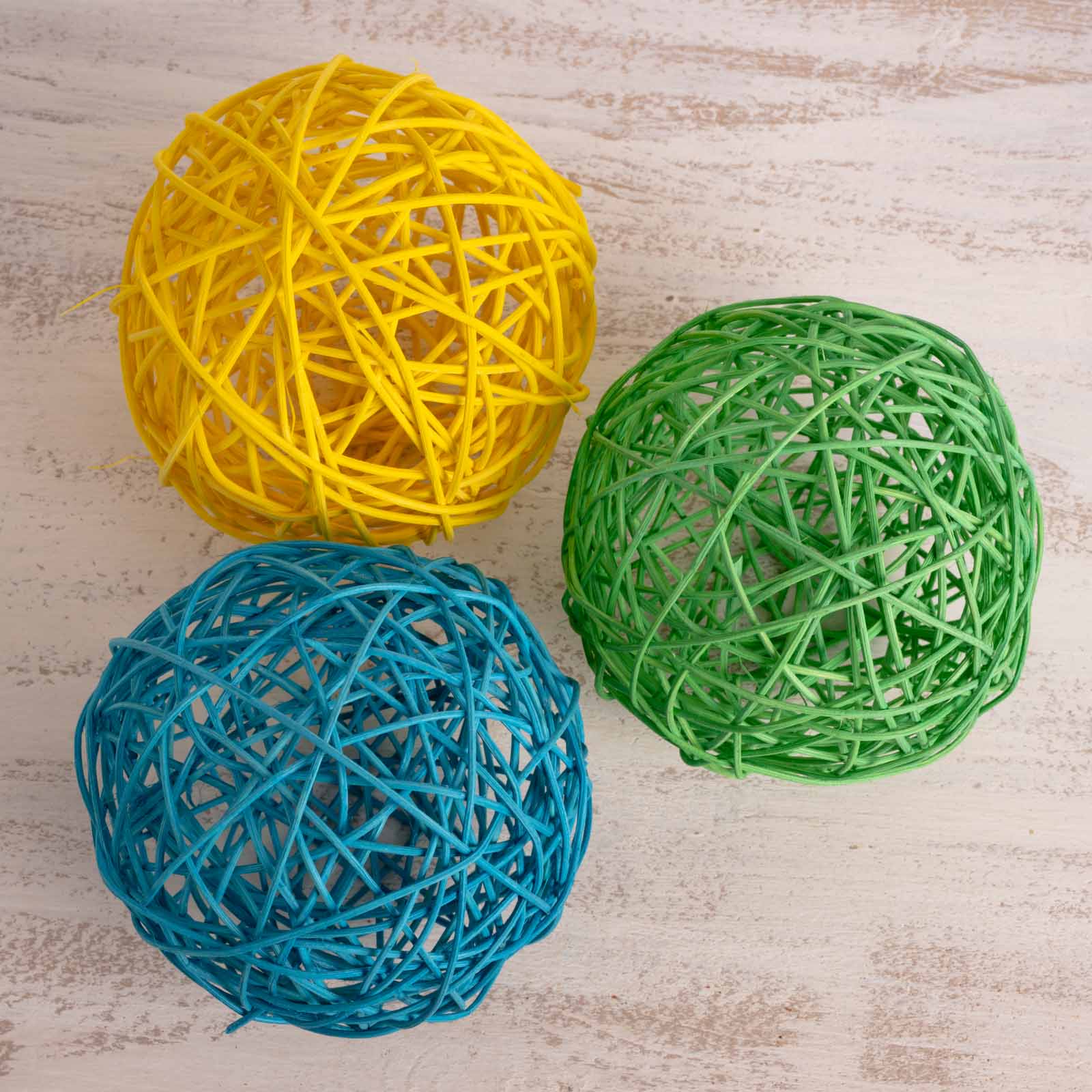 rico-s-futterkiste-rankenkugel-bunt-12-cm-papageienspielzeug-natur image 2
